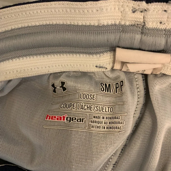 Under Armour loose heat gear shorts - basketball style - Picture 2 of 6